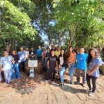 Participantes do curso de capacitação em gestão de resíduos orgânicos da 5ª Região. Da direita para esquerda: Maria Janaína, Rodrigo Loureiro (Monitor da Novo Encanto), Sérgio Rocha, Jemilli Viaggi, Rebeca Machado, Fábio Santana, Gabriel Freitas, Paulo Roberto, José Boechat, Danielle Gama (Monitora da Novo Encanto), Abelardo Waeger, Damazio Campos, Paulo Monteiro (instrutor), Vinícius Souza, Betânia Waeger, Stenio Enrique e Lucas Lino.